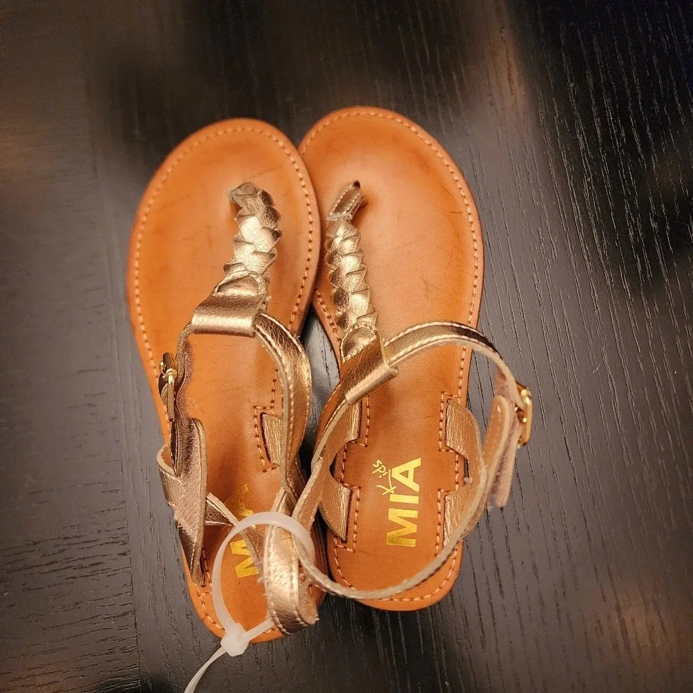 MIA Kids‎ T-Strap Sandals Girls Size 1 NWOT Gold Braided Metallic Thong Vacation